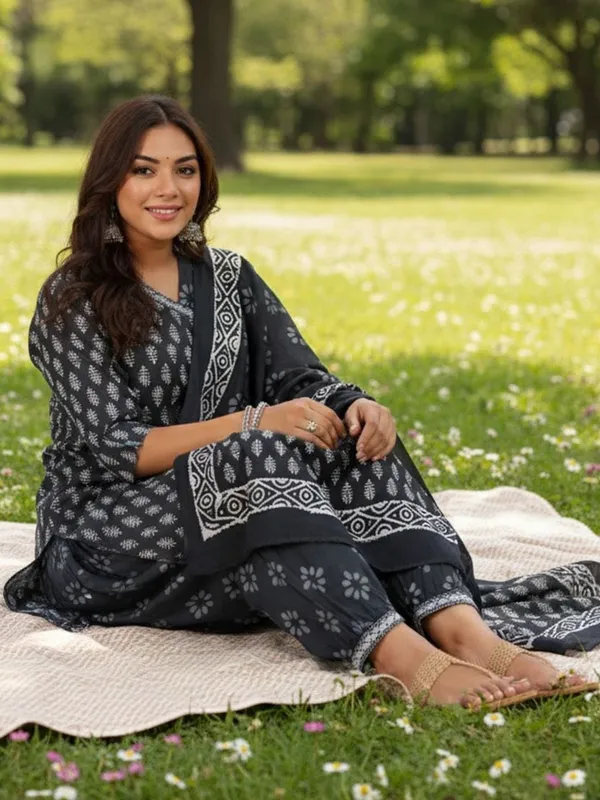 Black_Floral_Printed_Cotton_Blend_Kurta_Patiala_Dupatta_Set