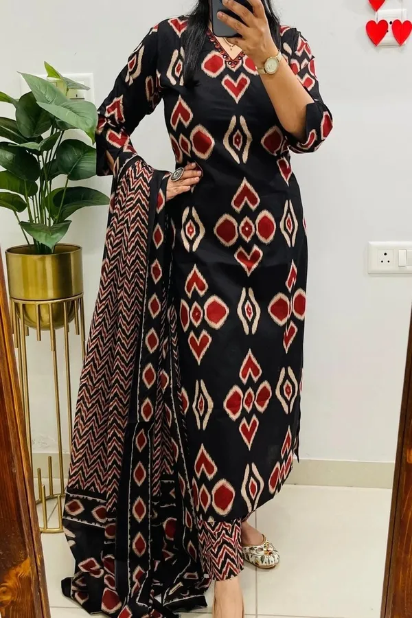 Black_Cotton_Floral_Printed_Kurta_Set_For_Women