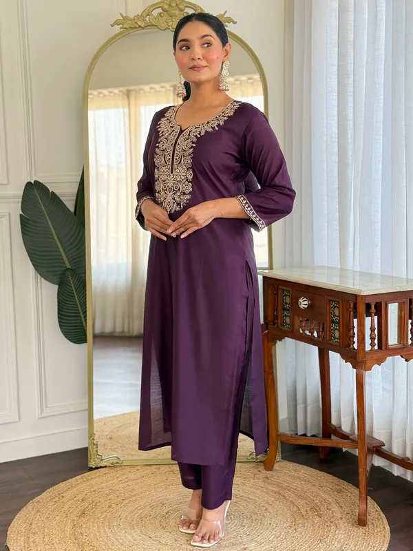 Burgundy_Silk_Blend_Embroidered_Kurta_Trouser_Dupatta_Set