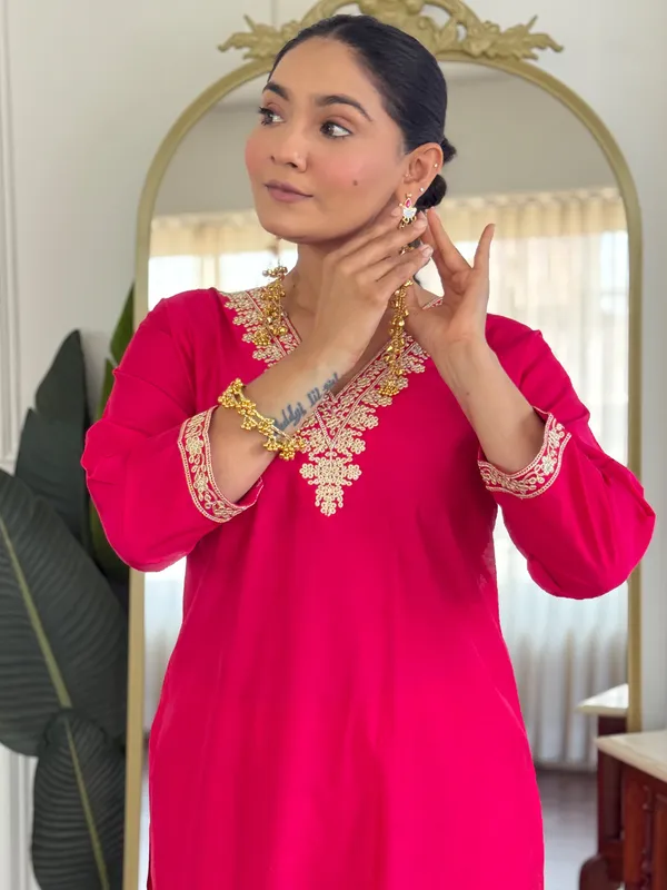 Pink_Silk_Blend_Embroidered_Kurta_Trouser_Dupatta_Set