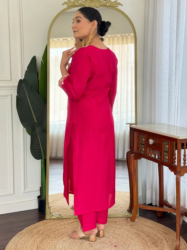 Pink_Silk_Blend_Embroidered_Kurta_Trouser_Dupatta_Set