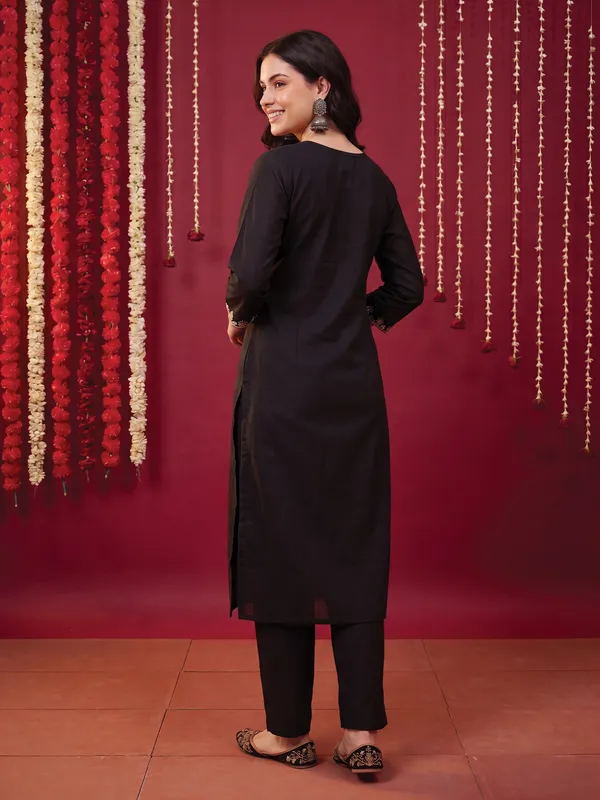 Black_Embroidered_Silk_Blend_Kurta_Trouser_Dupatta_Set