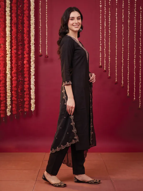 Black_Embroidered_Silk_Blend_Kurta_Trouser_Dupatta_Set