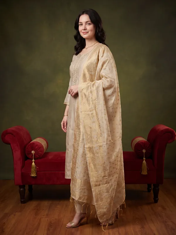 Off_White_Embroidered_Silk_Blend_Kurta_Trouser_Dupatta_Set