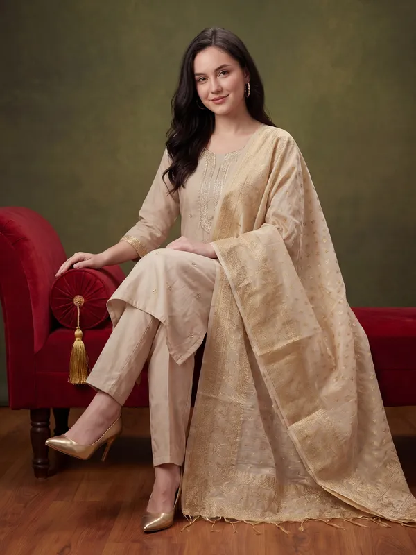 Off_White_Embroidered_Silk_Blend_Kurta_Trouser_Dupatta_Set