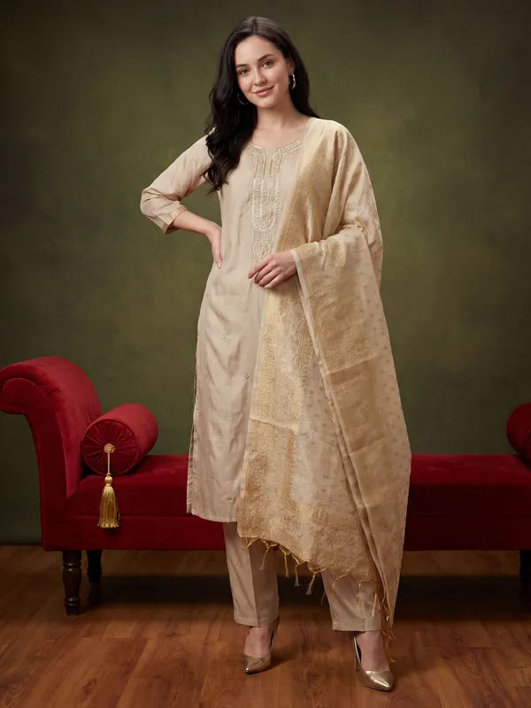 Off_White_Embroidered_Silk_Blend_Kurta_Trouser_Dupatta_Set