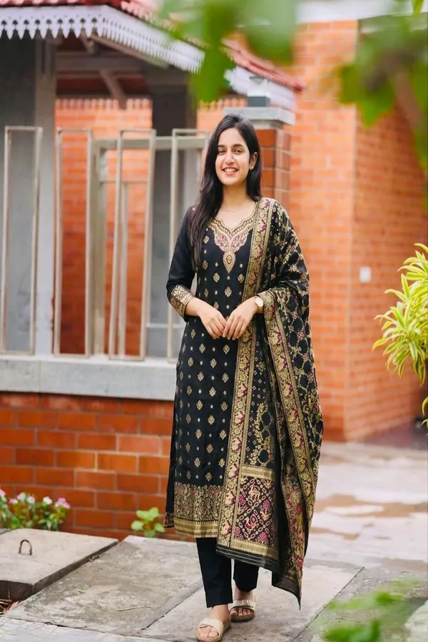Floral_Embroidered_Glass_Tissue_Kurta_Trouser_&_Dupatta_Set