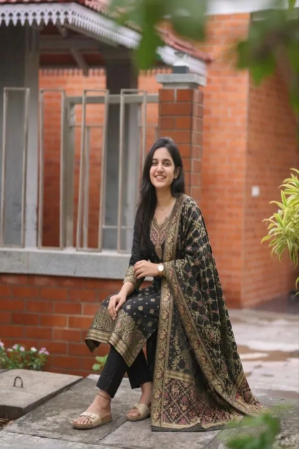 Floral_Embroidered_Glass_Tissue_Kurta_Trouser_&_Dupatta_Set