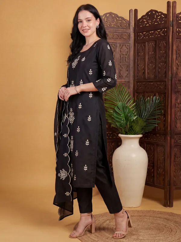 Black_Embroidered_Silk_Blend_Kurta_Trouser_Dupatta_Set