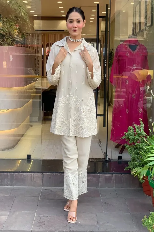 Floral_Embroidered_Chanderi_Silk_Kurta_Trouser_&_Dupatta_Set