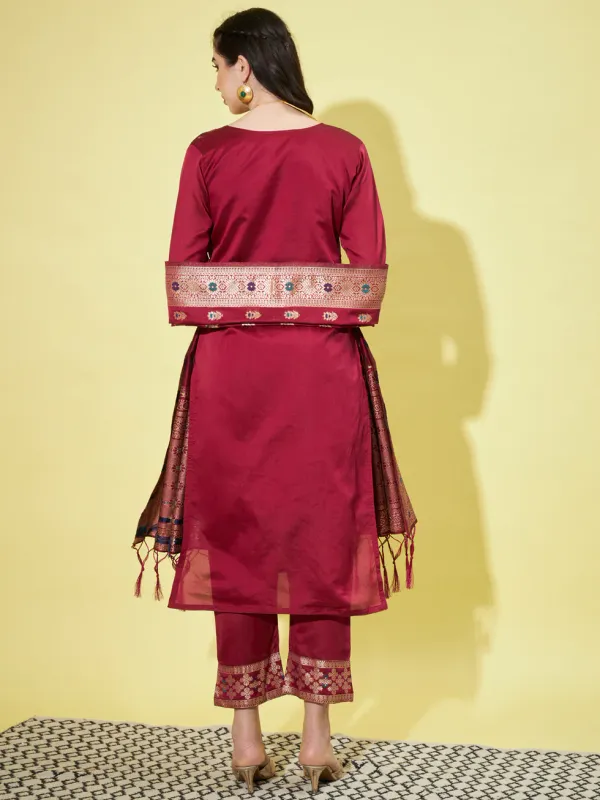 Floral_Printed_Silk_Blend_Round_Neck_Kurta_Trouser_&_Dupatta_Set