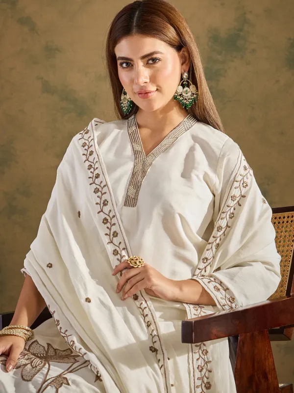 Floral_Embroidered_Silk_Blend_V_Neck_Kurta_Trouser_&_Dupatta_Set