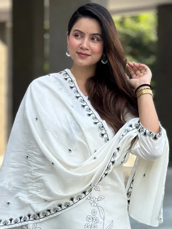 Floral_Embroidered_Silk_Blend_Round_Neck_Kurta_Trouser_&_Dupatta_Set