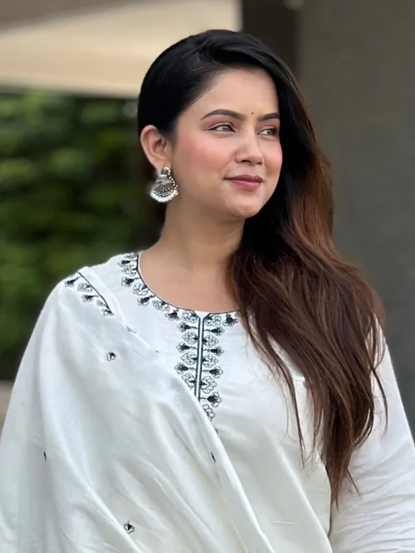 Floral_Embroidered_Silk_Blend_Round_Neck_Kurta_Trouser_&_Dupatta_Set