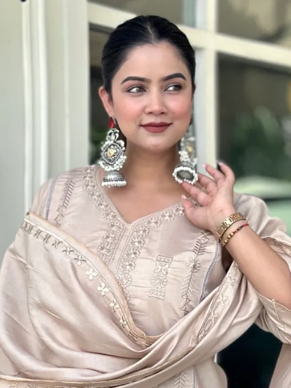 Floral_Embroidered_Silk_Blend_V_Neck_Kurta_Trouser_&_Dupatta_Set