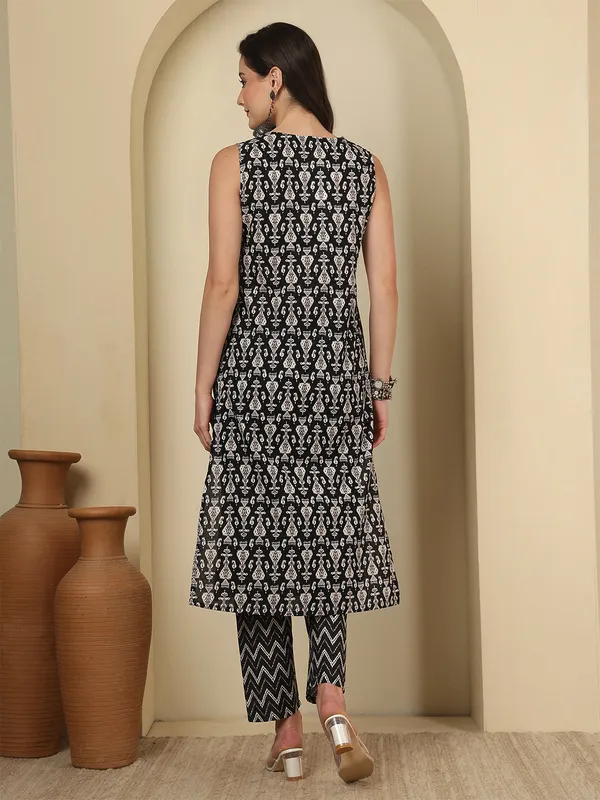 Black_Floral_Printed_Pure_Cotton_Kurta_Set_For_Women