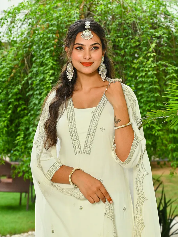 Off_White_Embroidered_Viscose_Rayon_Kurta_Set_For_Women
