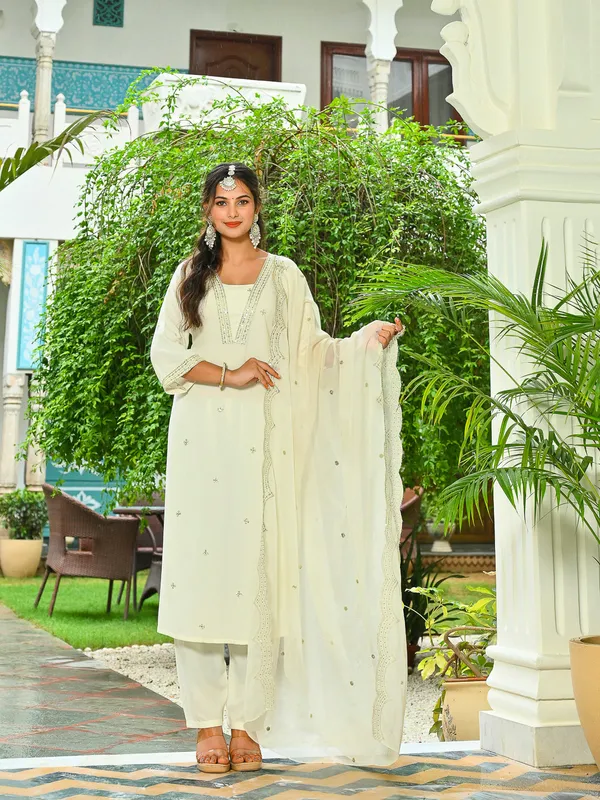 Off_White_Embroidered_Viscose_Rayon_Kurta_Set_For_Women