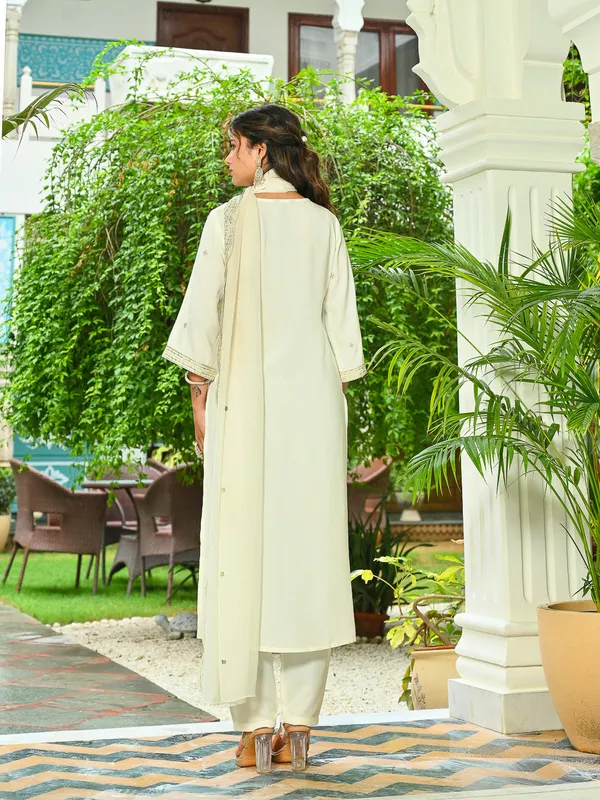 Off_White_Embroidered_Viscose_Rayon_Kurta_Set_For_Women