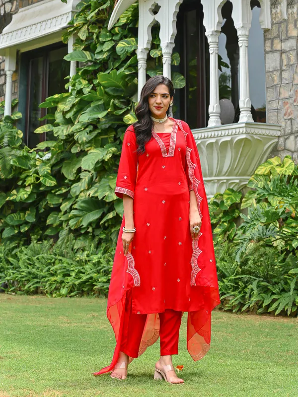 Red_Embroidered_Viscose_Rayon_Kurta_Set_For_Women