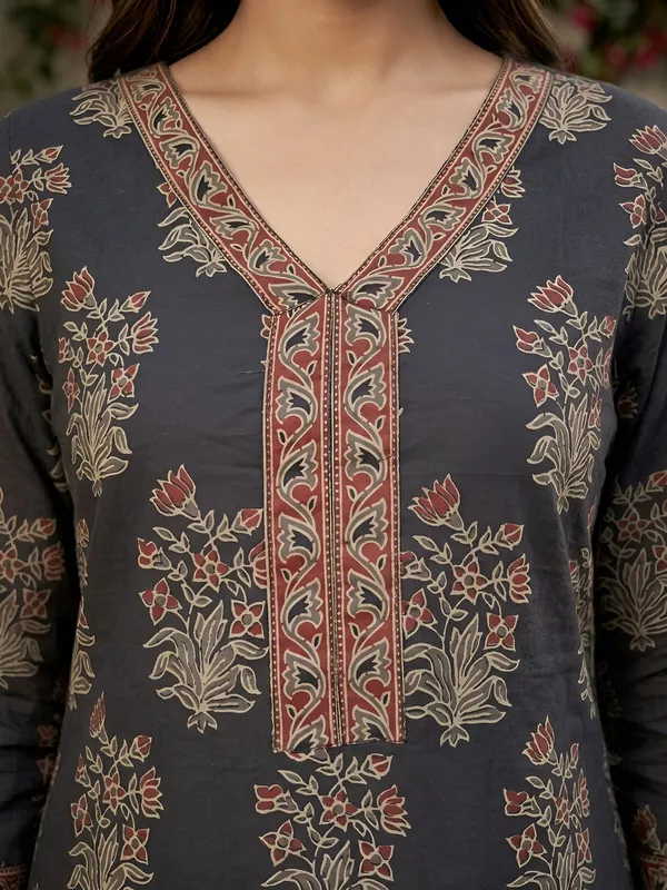 Black_Floral_Printed_Straight_Kurta_Set_For_Women