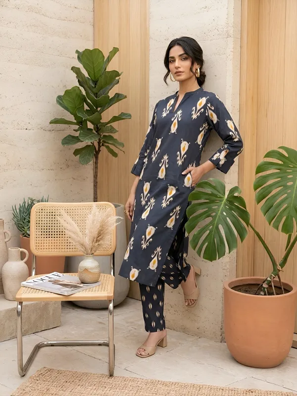 Black_Floral_Printed_Straight_Kurta_Set_For_Women