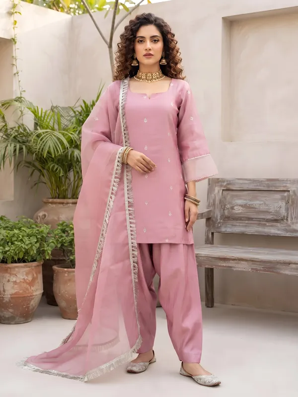 Pink_Hand_Embroidered_Silk_Blend_Kurta_Set
