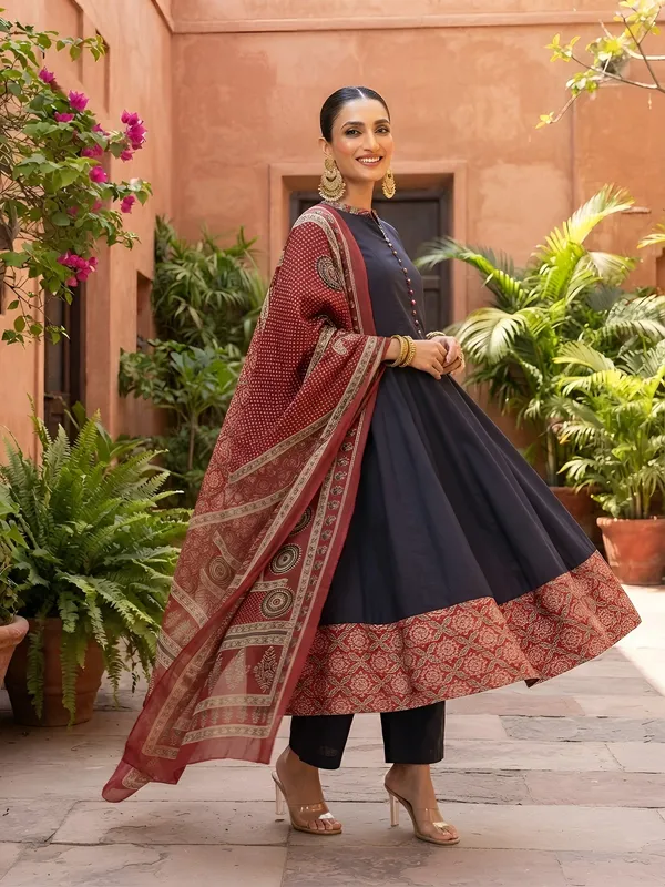 Black_Floral_Printed_Cotton_Kurta_Set