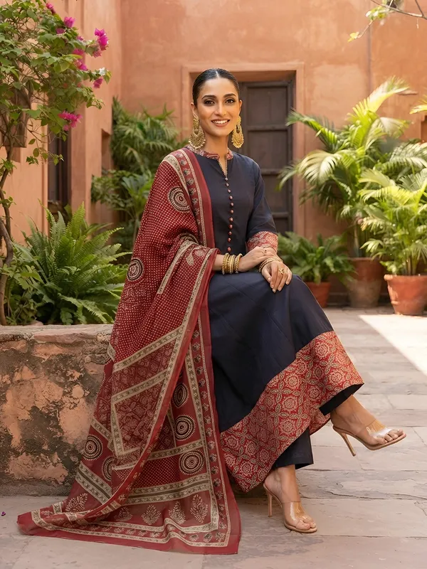 Black_Floral_Printed_Cotton_Kurta_Set