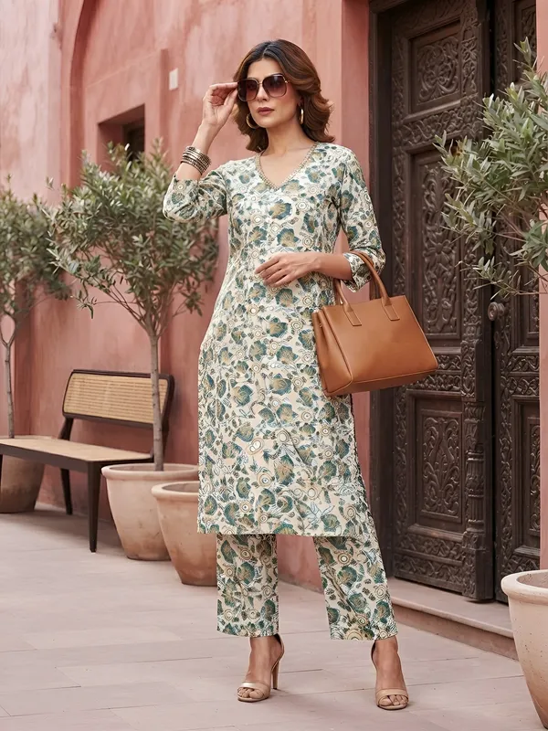 White_Floral_Printed_Viscose_Rayon_Kurta_Set