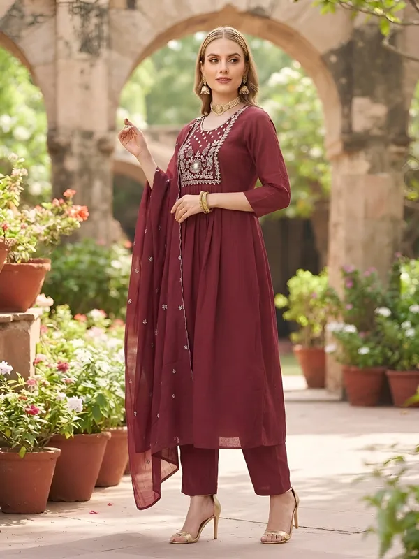 Maroon_Hand_Embroidered_Silk_Blend_Kurta_Set