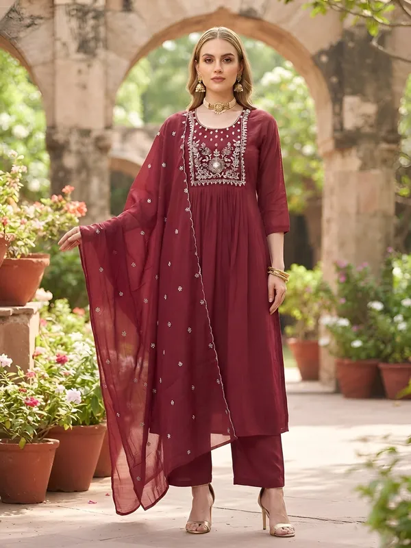 Maroon_Hand_Embroidered_Silk_Blend_Kurta_Set