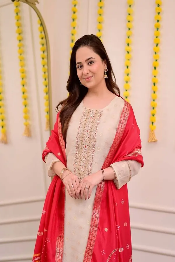 Floral_Embroidered_silk_Kurta_Trouser_&_Dupatta_Set