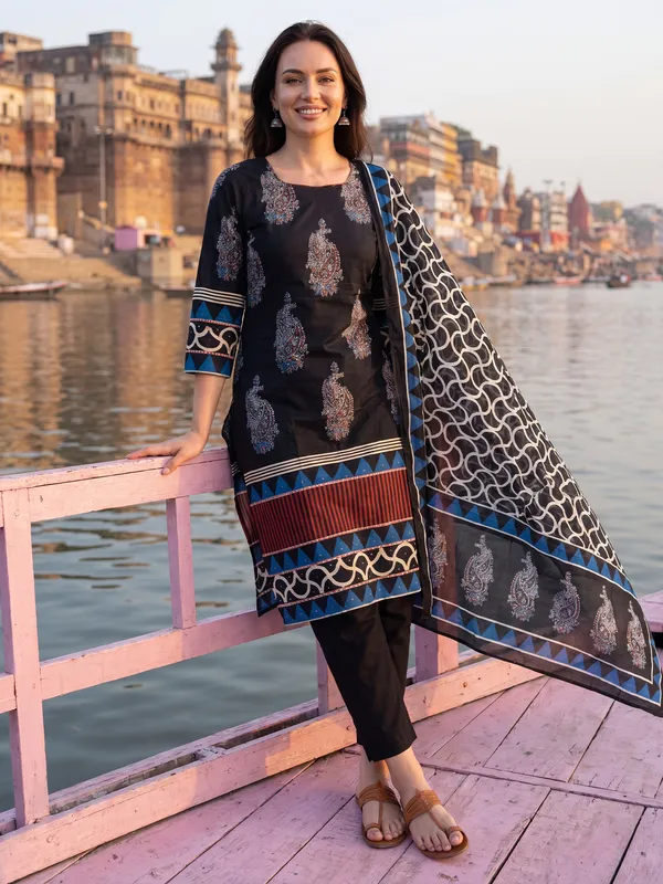 Black_Printed_Straight_Kurta_Trousers_With_Dupatta_Set