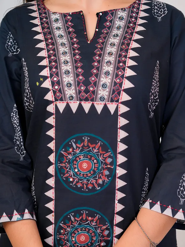 Black_Printed_Straight_Kurta_Trousers_With_Dupatta_Set