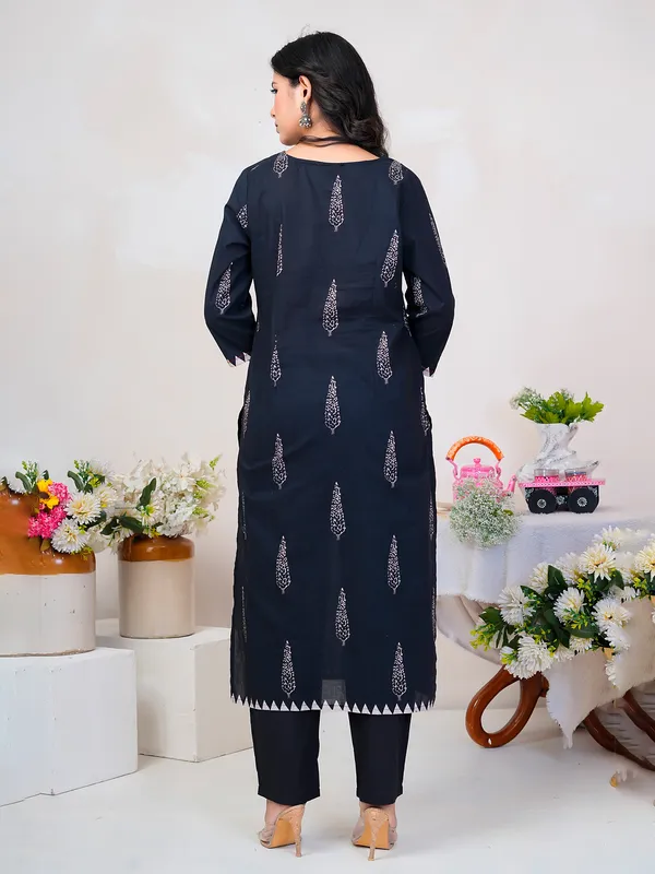 Black_Printed_Straight_Kurta_Trousers_With_Dupatta_Set