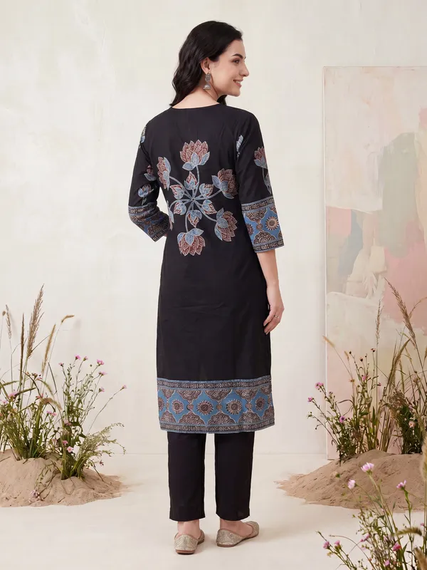 Black_Printed_Straight_Kurta_Trousers_With_Dupatta_Set