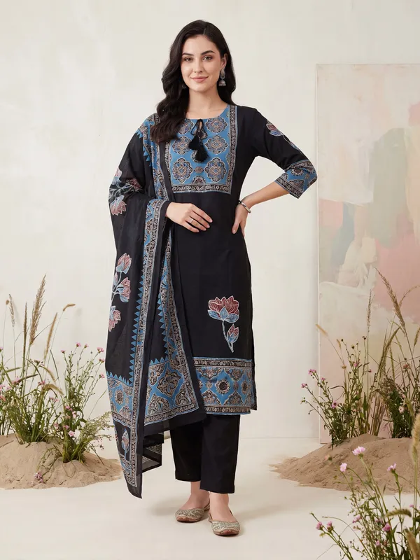 Black_Printed_Straight_Kurta_Trousers_With_Dupatta_Set