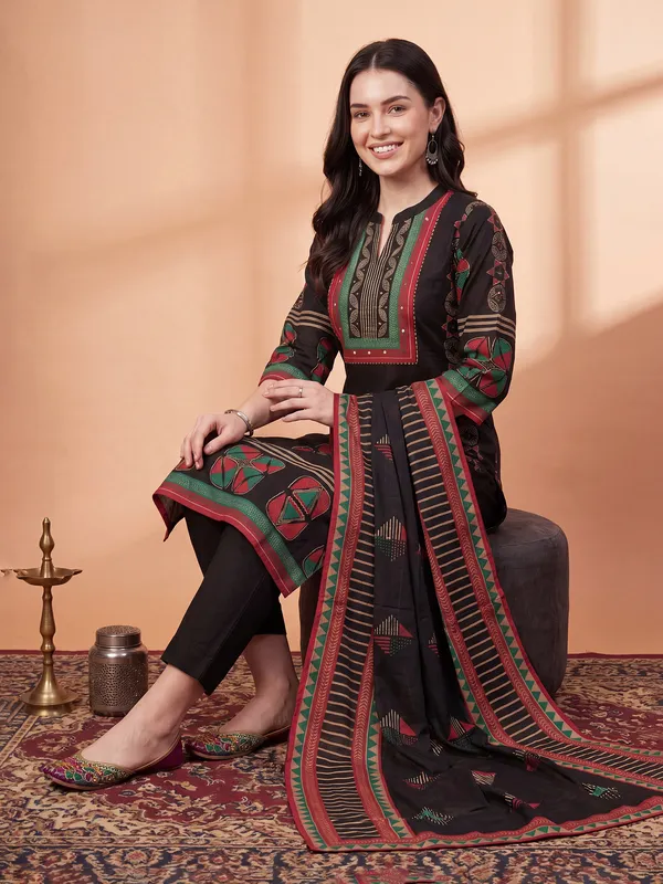 Black_Printed_Straight_Kurta_Trousers_With_Dupatta_Set