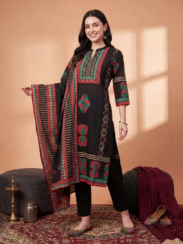 Black_Printed_Straight_Kurta_Trousers_With_Dupatta_Set