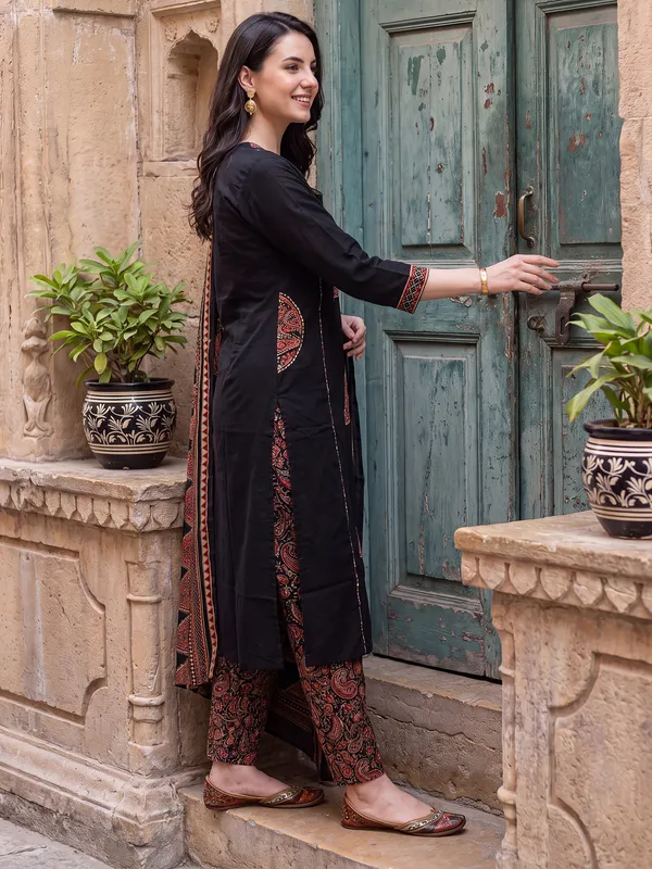 Black_Printed_Straight_Kurta_Trousers_With_Dupatta_Set