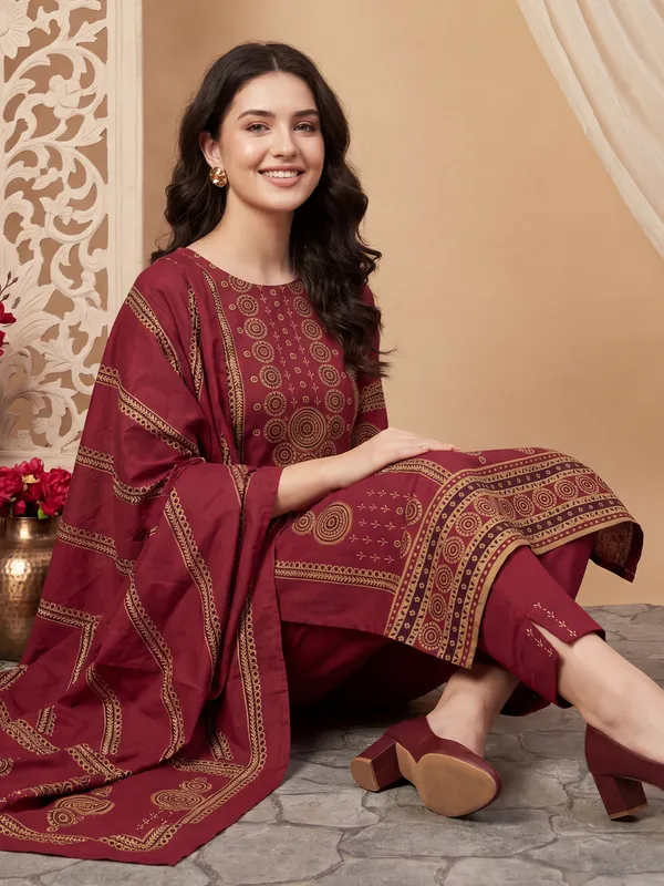 Maroon_Printed_Pure_Cotton_Kurta_Trouser_Dupatta_Set