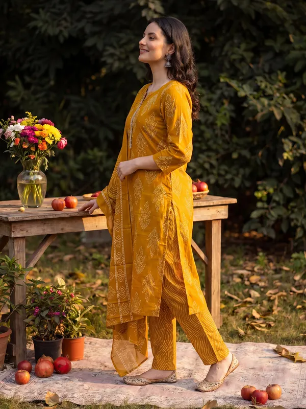 Mustard_Printed_Linen_Kurta_Trouser_Dupatta_Set