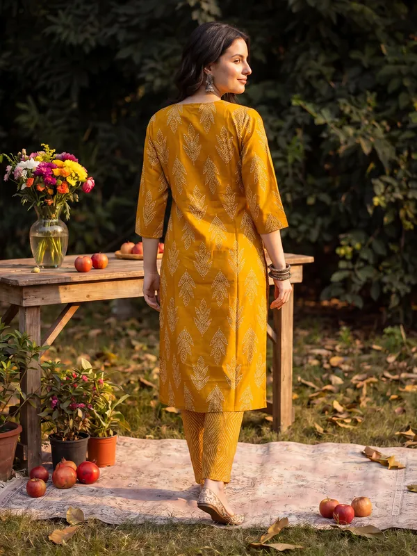 Mustard_Printed_Linen_Kurta_Trouser_Dupatta_Set