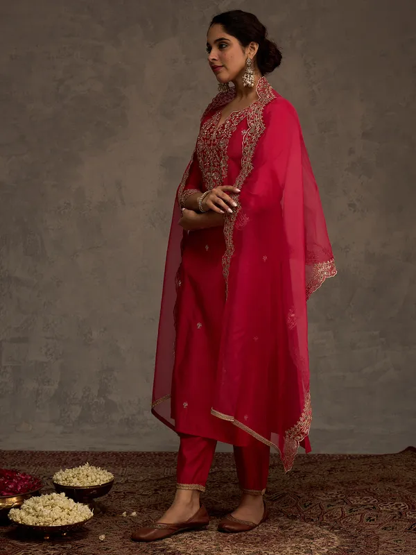 Pink_Embroidered_Liva_Kurta_Trouser_Dupatta_Set