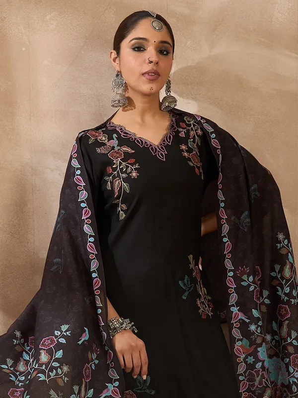 Black_Solid_Straight_Kurta_Trousers_With_Dupatta_set
