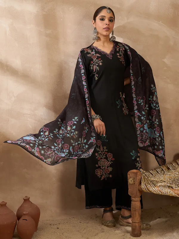 Black_Solid_Straight_Kurta_Trousers_With_Dupatta_set