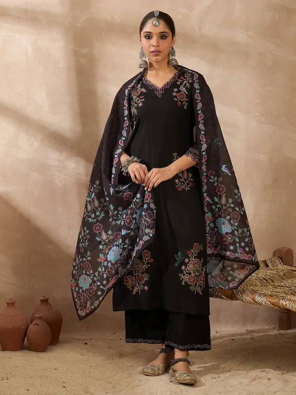 Black_Solid_Straight_Kurta_Trousers_With_Dupatta_set