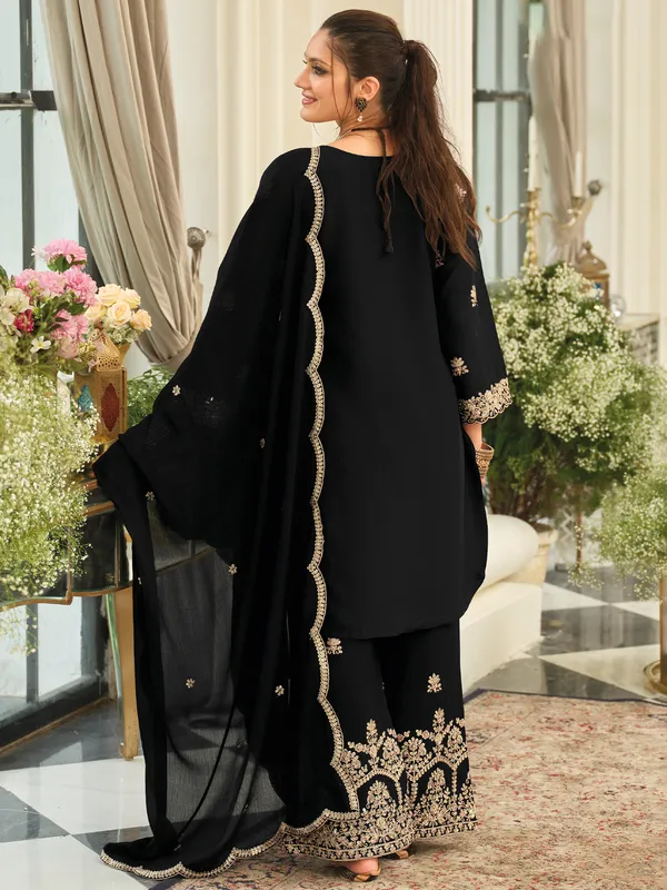 Black_Embroidered_Chinon_Kurta_Trouser_Dupatta_Set