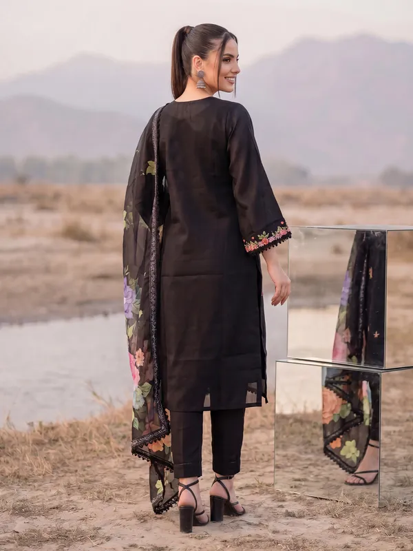 Black_Printed_Silk_Blend_Kurta_Trouser_Dupatta_Set